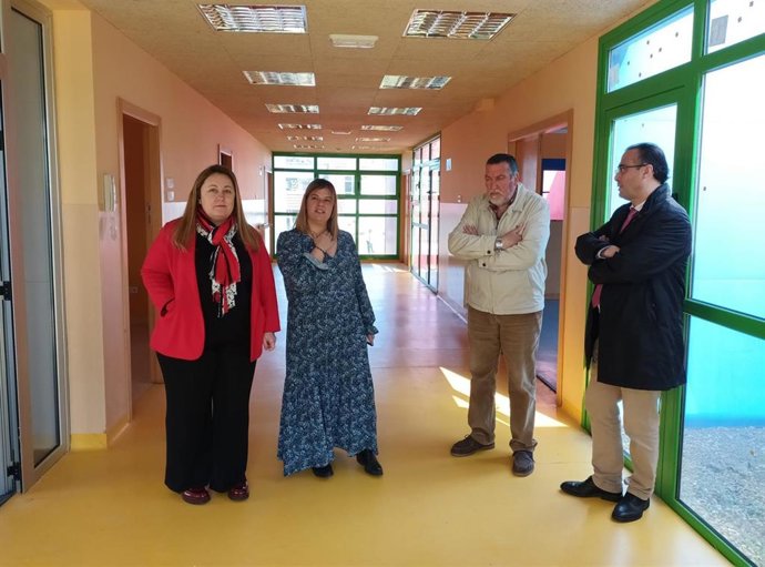 La consejera de Educación, Lydia Espina, acompañada por la diputada del PSOE Gimena Llamedo; el concejal de obras de Ribadedeva, José Luis Nosti, y el alcalde, Jesús Bordás, en el interior de la futura escuela de Infantil de Colombres.