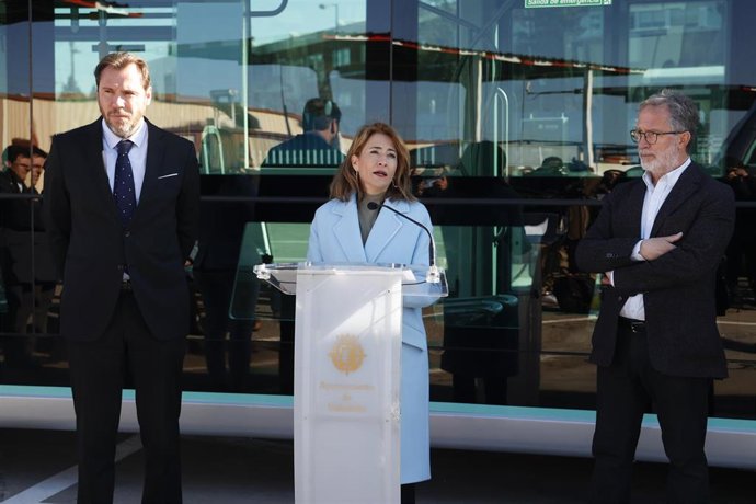 La ministra de Transportes, Movilidad y Agenda Urbana, Raquel Sánchez, interviene durante la inauguración de una estación de carga de vehículos eléctricos en la sede de Autobuses Urbanos de Valladolid (AUVASA) este lunes.
