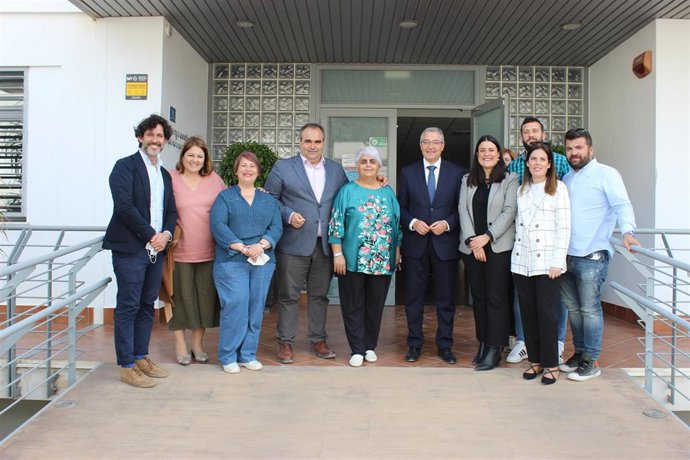 El presidente de la Diputación, Francisco Salado, durante su visita a las instalaciones del Centro de Día junto al alcalde de Pizarra, Félix Lozano.