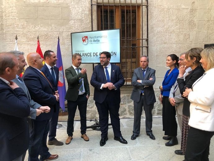 El alcalde junto a los miembros de su equipo de Gobierno.