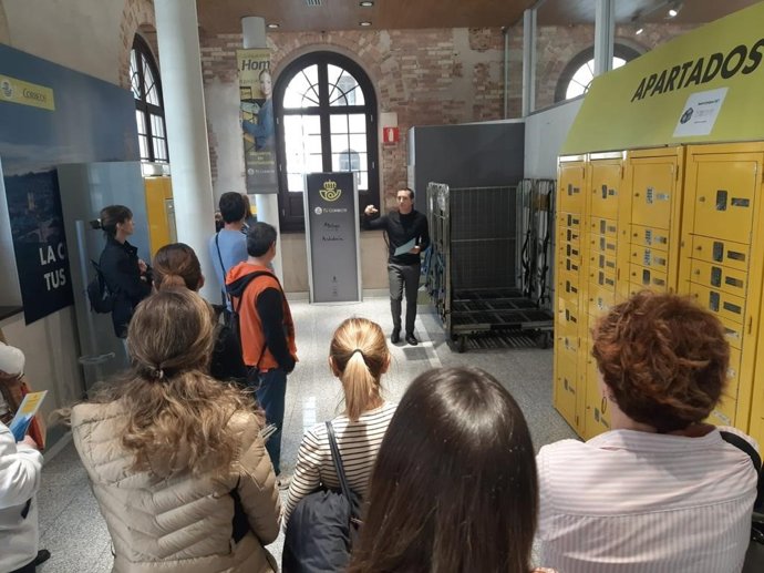 Visita de un centro de Correos en la 'Semana de la administración abierta 2023'.