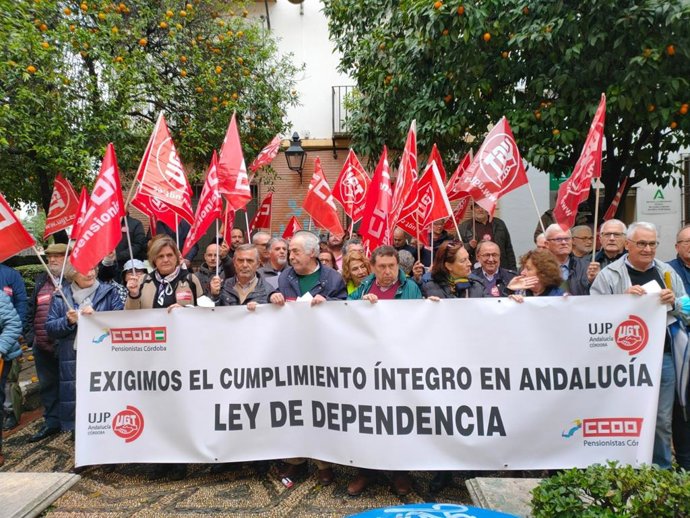 Archivo - Concentración para exigir el cumplimiento de la Ley de Dependencia en Córdoba, foto de archivo