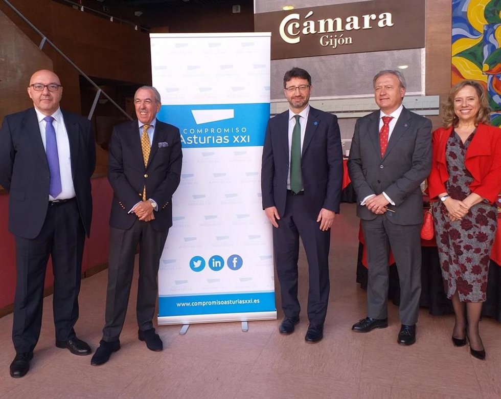 El consejero de Industria, Empleo y Promoción Económica del Principado de Asturias, Enrique Fernández, antes de clausurar la jornada 'La energía. Un elemento clave en el desarrollo del territorio', organizada por la Cámara de Comercio de Gijón