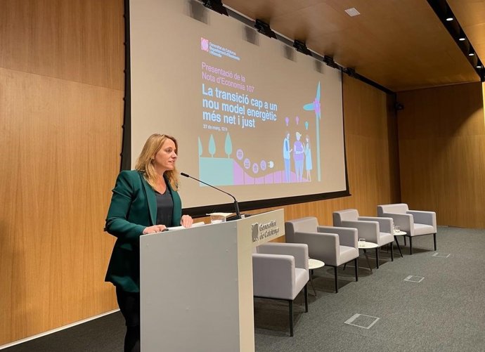 La consellera de Economía de la Generalitat, Natlia Mas, en la presenación del número 107 de la Nota de Economía 'La transición hacia un modelo energético más limpio y justo' en Barcelona.