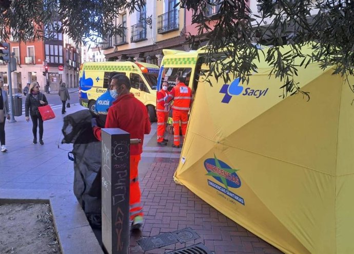 Efectivos de emergencias atienden a heridos en el accidente entre un turismo y un autobús de Auvasa.