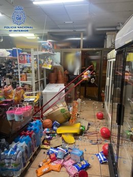 Establecimiento de alimentación de la calle Aragón, en Palma, tras ser destrozada por dos jóvenes