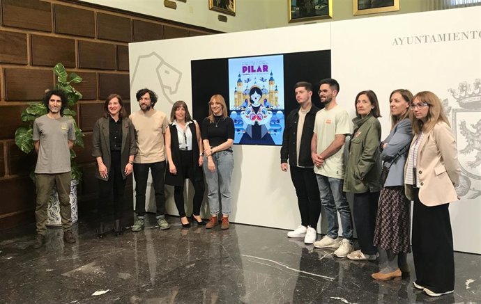El cartel ganador del concurso anunciador de las Fiestas del Pilar 2023 realizado por la diseñadora gráfica natural de Barbastro (Huesca) y residente en Barcelona, María Iglesias, con su trabajo titulado "Quien tira piedretas busca fiestetas"