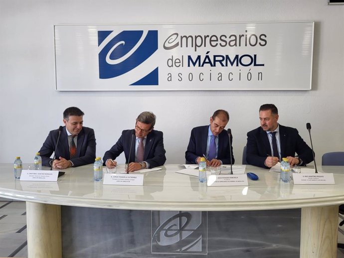 Firma del convenio para la puesta en marcha de una oficina técnica para la restauración de la Sierra de Macael (Almería).