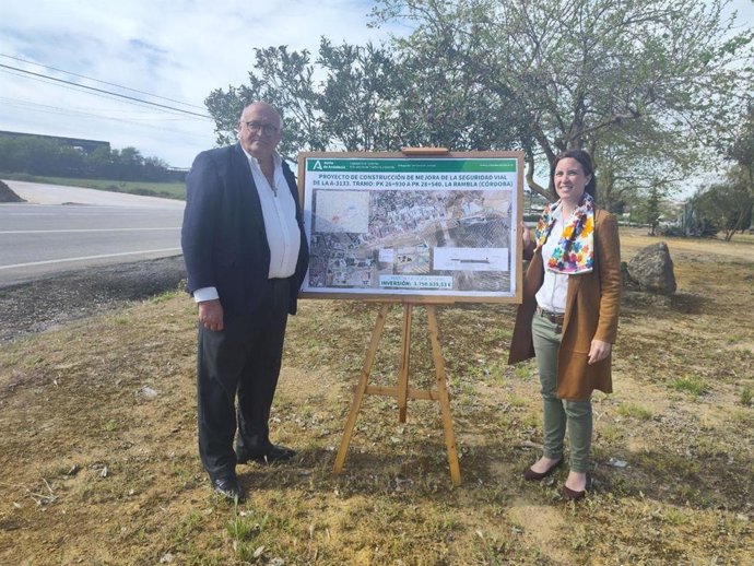 La delegada territorial de Fomento, Articulación del Territorio y Vivienda, Cristina Casanueva, junto al alcalde rambleño, Jorge Jiménez.