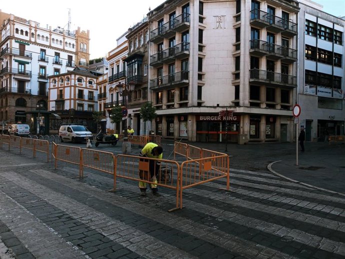 Un operario municipal realiza obras de mejoras en el pavimento de la Campana en los días previos a la Semana Santa.