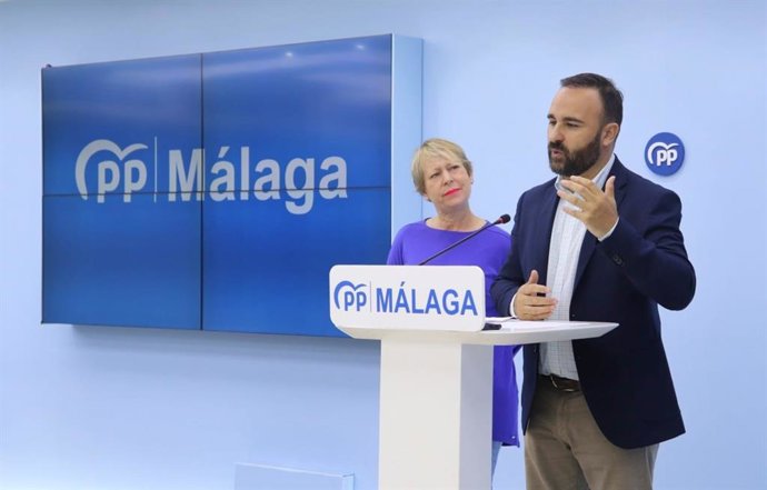 Los diputados nacionales por el PP de Málaga Mario Cortés y Gema Pérez, en rueda de prensa
