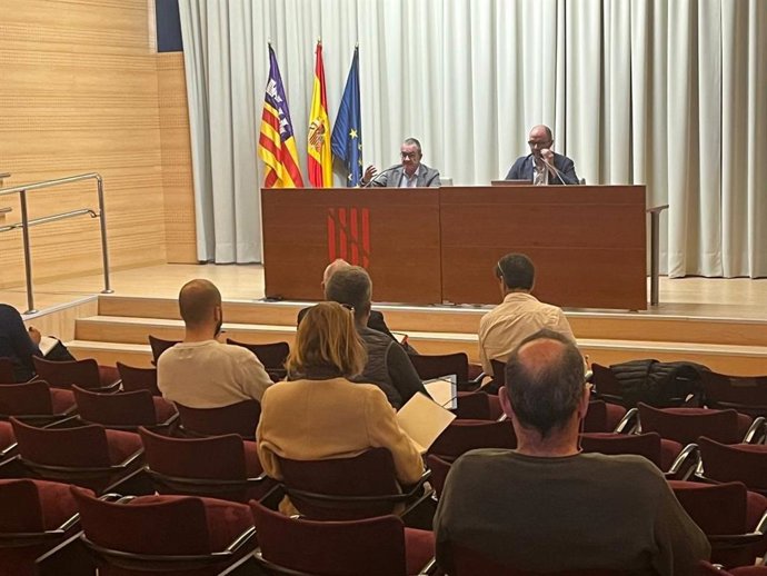El conseller de Transición Energética, Juan Pedro Yllanes, y el director general de Energía, Pep Malagrava, en la reunión con empresas.