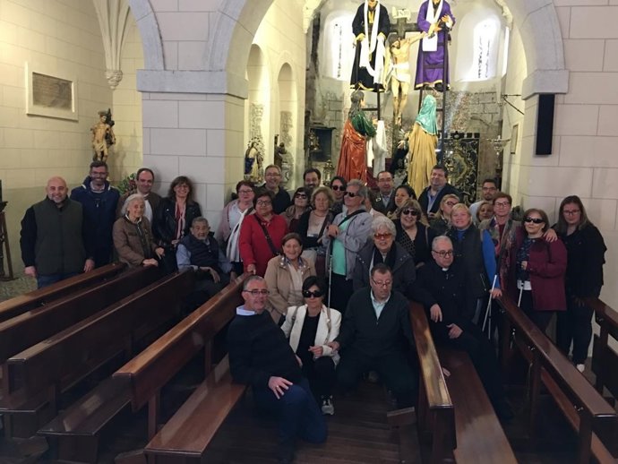 Grupo de personas ciegas que han participado en una actividad para sentir la Semana Santa toledana a través del tacto y otros sentidos