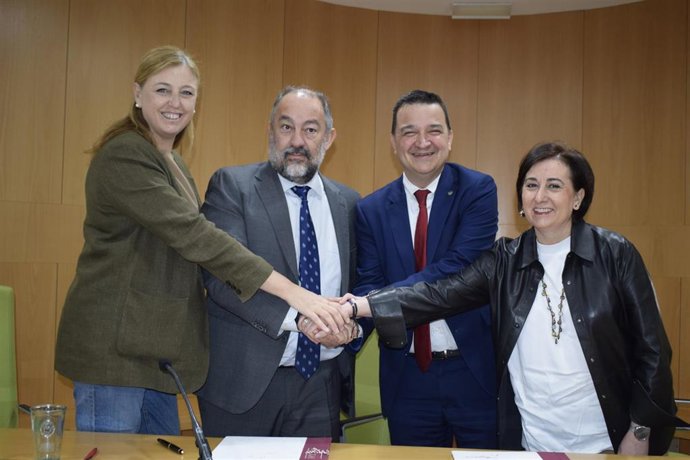 Firma del convenio entre UCLM y Junta para la puesta en marcha de la Cátedra de Gastronomía