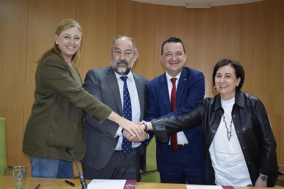 Firma del convenio entre UCLM y Junta para la puesta en marcha de la Cátedra de Gastronomía
