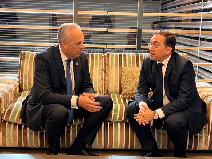 El presidente de Diputación de Cádiz, Juan Carlos Ruiz Boix, en un encuentro con el ministro de Asuntos Exteriores, Unión Europea y Cooperación, José Manuel Albares