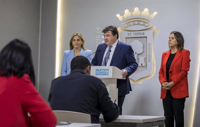 El alcalde de Huelva, Gabriel Cruz, acompañado de la primera teniente de alcalde de Economía, Presidencia y Relaciones Institucionales, María Villadeamigo; y la concejal de Hacienda y Patrimonio, Eva del Pino.
