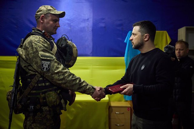 El presidente de Ucrania, Volodimir Zelenski, condecora a militares en Zaporiyia