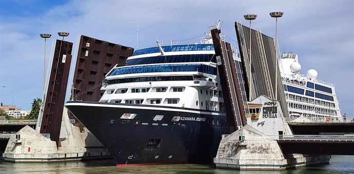 El Azamara Journey, primer crucero de la temporada en atracar en el Puerto de Sevilla.