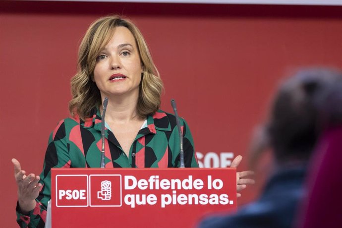 La ministra de Educación y Formación Profesional y portavoz del PSOE, Pilar Alergía, en una rueda de prensa en la sede del partido en Ferraz.