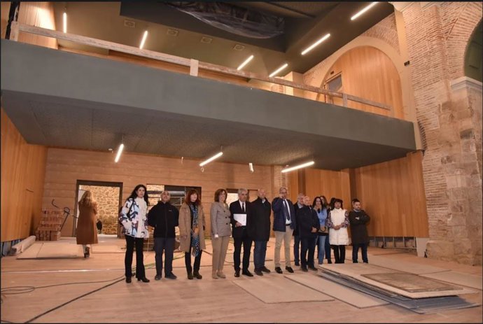 Armisén, junto a otras autoridades locales, en la visita a las obras del Convento de San Francisco de Paredes de Nava.
