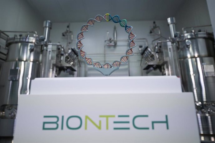 Archivo - Un modelo de plásmido sobre un pedestal con la inscripción BioNTech delante de un fermentador para la producción de ADN plasmídico en las instalaciones de BioNTech en Goerzhausen I. En Hesse, Marburgo (Alemania), a 02 de febrero de 2023.