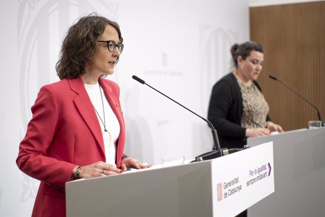 Archivo - La consellera d'Igualtat i Feminismes de la Generalitat, Tània Verge, i la presidenta de l'Institut Català de les Dones, Meritxell Benedí