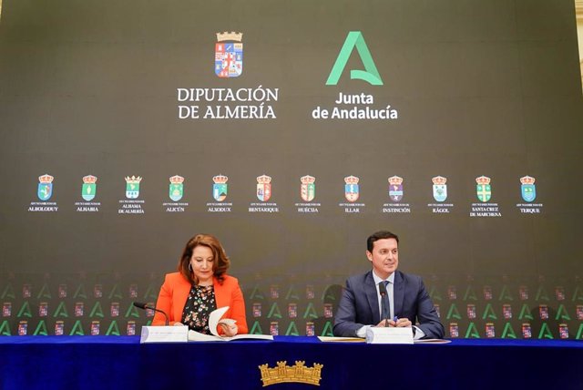 La consejera de Agricultura, Carmen Crespo, y el presidente de la Diputación de Almería, Javier Aureliano García.