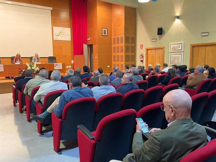 El secretario de Estado de Medio Ambiente, Hugo Morán, en su reunión con la Plataforma del Túnel de San Silvestre.