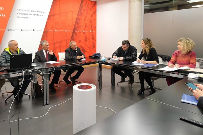 La consejera de Obras Públicas, Ordenación del Territorio y Urbanismo, Jezabel Morán, se reúne con representantes de AMA