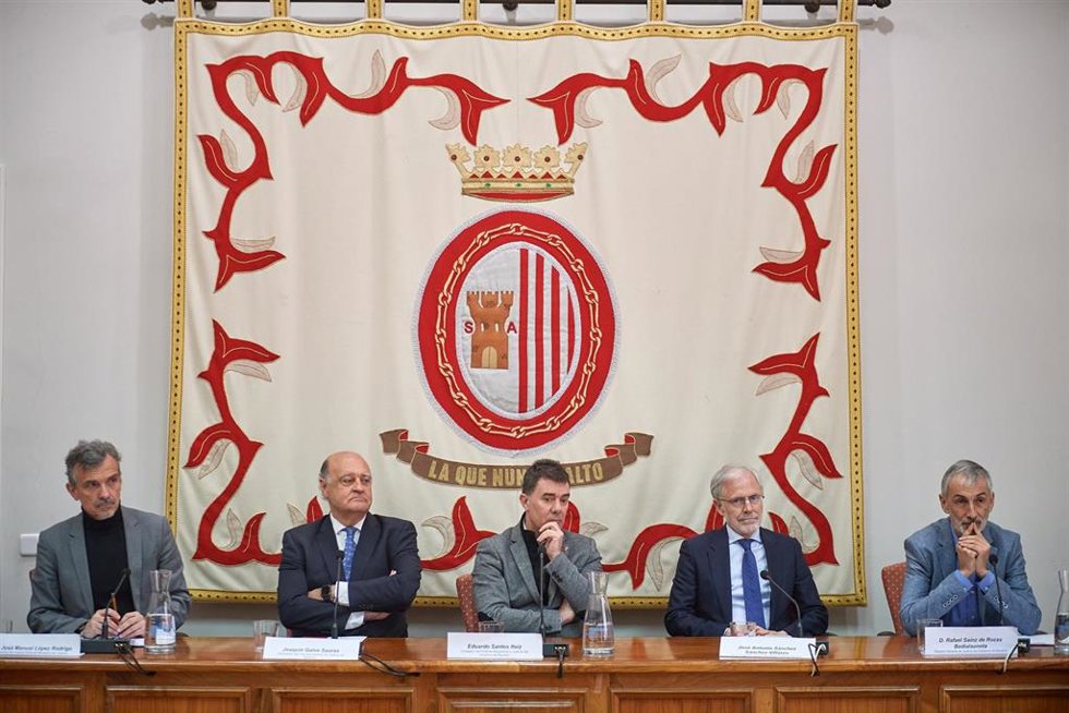 El director de Justicia 2030 del Ministerio de Justicia, José Manuel López; el presidente del TSJN, Joaquín Galve; el consejero Santos; el fiscal superior de Navarra, José Antonio Sánchez; y el director general de Justicia, Rafael  Sainz de Rozas.