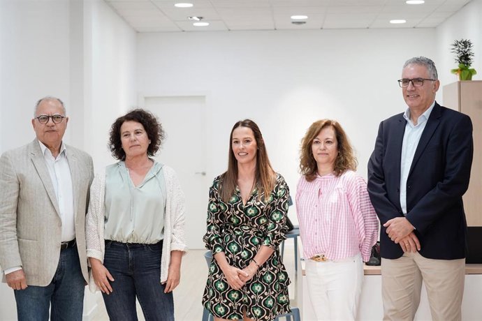 El presidente del Cabildo de La Gomera, Casimiro Curbelo (i), en la apertura de una oficina de atención al ciudadano