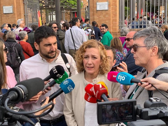 Los candidatos de Podemos-IU Susana Hornillo e Ismael Sánchez, a las puertas del cementerio de San Fernando.