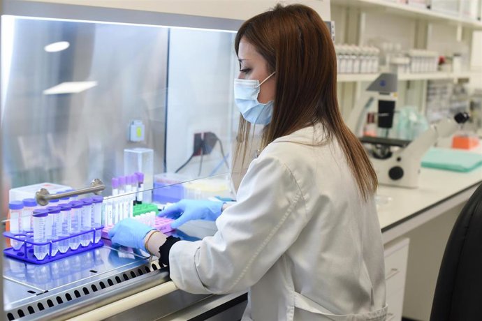 Archivo - Una investigadora