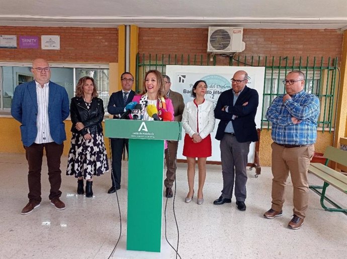 La delegada del Gobierno andaluz en Málaga, Patricia Navarro, en una visita al Instituto de Enseñanza Secundaria (IES) María Zambrano de Torre del Mar, en Vélez Málaga