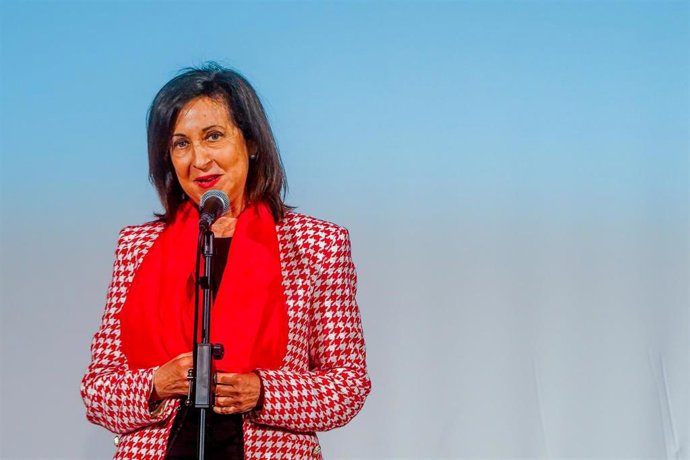 La ministra de Defensa, Margarita Robles, se dirige al público asistente en el el acto de  homenaje a los galardonados con el Premio Sabino Fernández Campo, que este año distingue al Despliegue en el Este de Europa y al Buque Escuela Juan Sebastián Elca