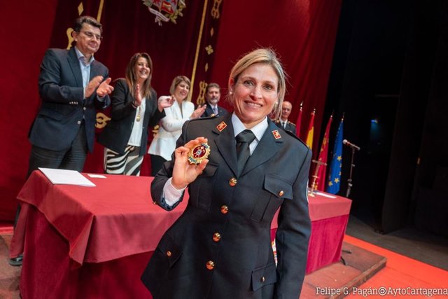 El Servicio de Extinción de Incendios y Salvamento (SEIS) del Ayuntamiento de Cartagena (Murcia) cuenta desde este lunes con 27 nuevos bomberos que han tomado posesión de su plaza, entre los que se encuentra la primera mujer en la historia del Cuerpo