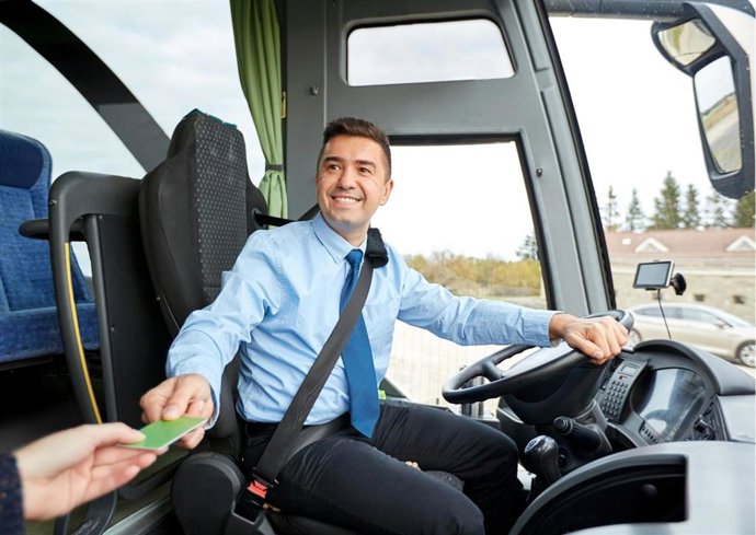Archivo - Conductor de autobús