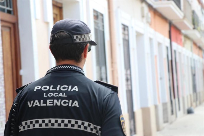 Archivo - Un agente de la Policía Local Valencia