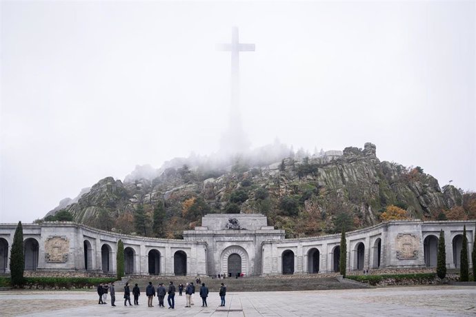 Archivo - Varias personas en el complejo monumental del Valle de Cuelgamuros.