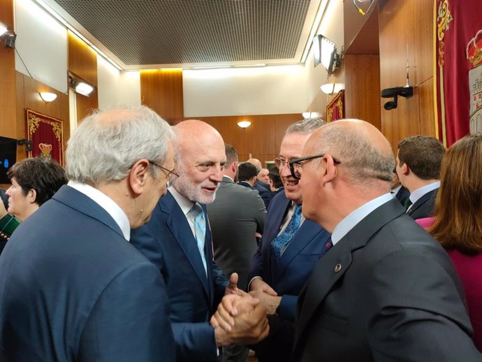 Archivo - Manuel Cabezas saluda a Manuel Baltar en el Parlamento.