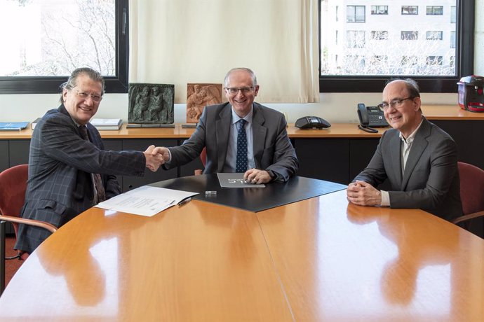 De izquierda a derecha: Dr. Rafael I. Barraquer Compte, presidente de la Fundación Barraquer, Dr. Alfonso Méndiz, rector de UIC Barcelona, Dr. Albert Balaguer, decano de la Facultad de Medicina y Ciencias de la Salud de UIC Barcelona.