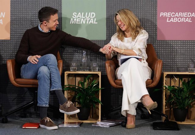 La vicepresidenta segunda del Gobierno y ministra de Trabajo y Economía Social, Yolanda Díaz, y el líder de Más País, Iñigo Errejón, durante la presentación del Informe Precariedad laboral y salud mental, a 17 de marzo de 2023, en Madrid (España). 