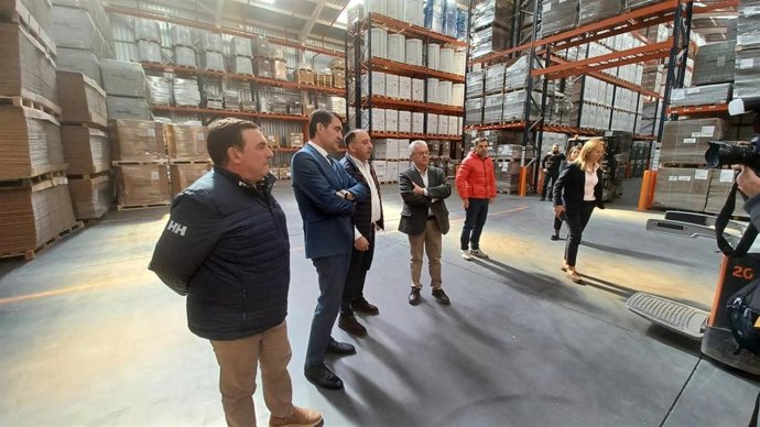El consejero de Medio Ambiente, Vivienda y Ordenación del Territorio, Juan Carlos Suárez-Quiñones, visita la empresa 'Logísticas y Servicios  Jañez', en Hospital de Órbigo (León). Hospital de Órbigo.