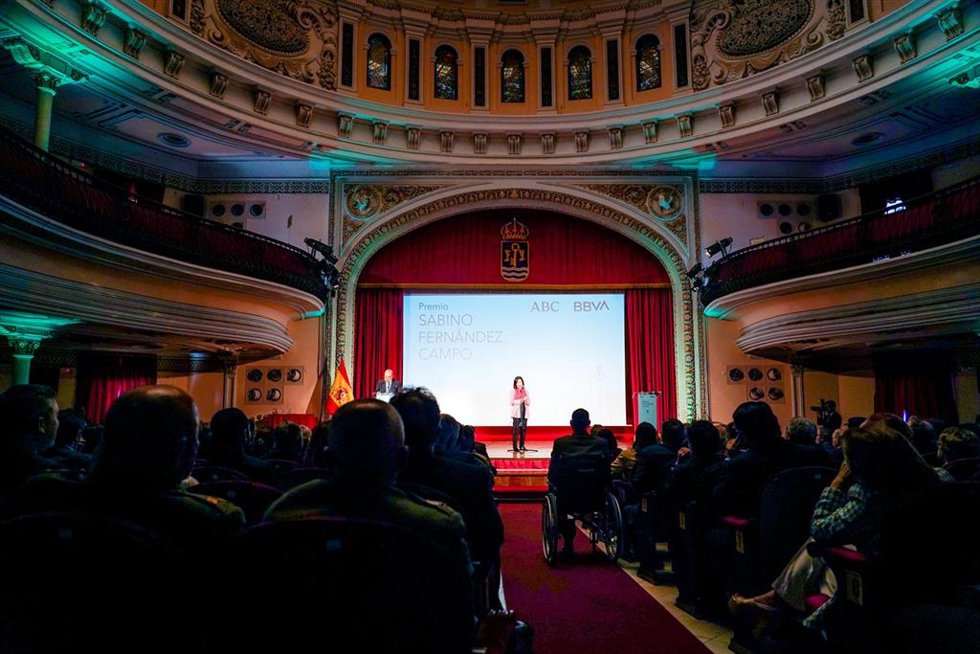 La ministra de Defensa, Margarita Robles, se dirige al público asistente en el el acto de  homenaje a los galardonados con el Premio Sabino Fernández Campo, que este año distingue al Despliegue en el Este de Europa y al Buque Escuela Juan Sebastián Elca