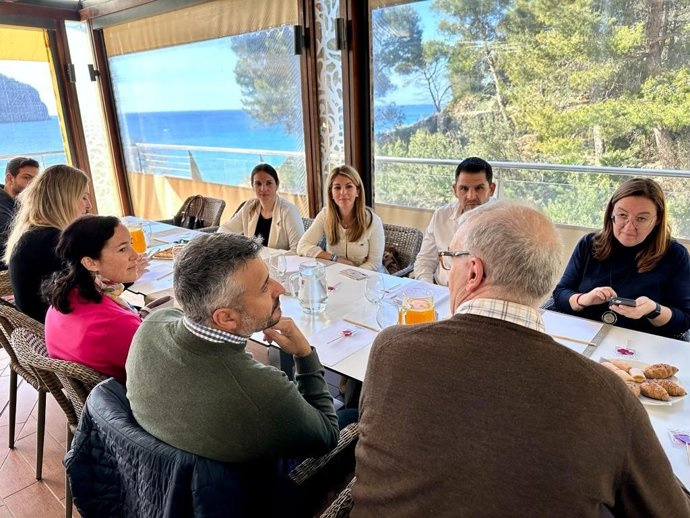 La alcaldesa de Andratx, Estefanía Gonzalvo, y su equipo de gobierno en una reunión con representantes del sector hotelero de Andratx y con los directivos de la empresa 'Cycling friendly'