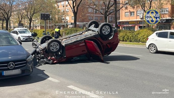 Vuelco de un vehículo en la avenida Juventudes Musicales tras impactar contra otros dos coches estacionados.