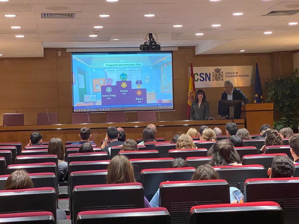 Alumnos y profesores durante una de las presentaciones en la visita al centro informativo del CSN.