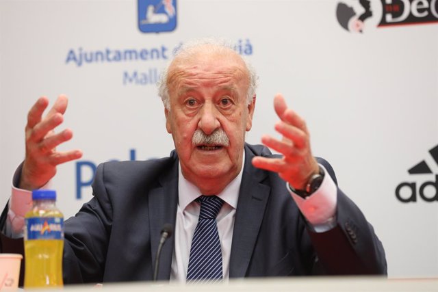 Archivo - El ex seleccionador nacional Vicente del Bosque participa en la presentación del campus de verano de la Academia de Fútbol Vicente del Bosque, a 31 de mayo de 2021, en el Work Café Santander, Madrid, (España). Vicente del Bosque Football Academy