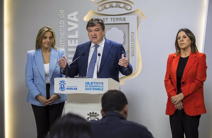 El alcalde de Huelva, Gabriel Cruz, en rueda de prensa.